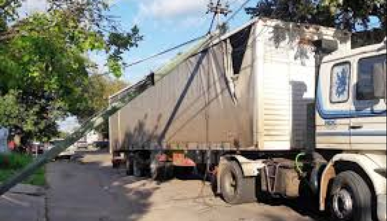 Otro camión que cortó un cable