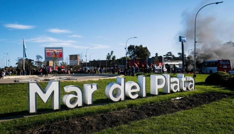 Verano 2026: cuánto cuesta ir EN micro, tren o en auto con peajes a Mar del Plata