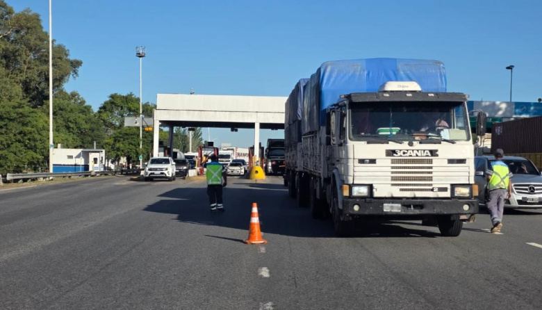 Camiones y micros deberán respetar el carril derecho obligatorio