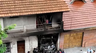 Explotó un auto dentro de un casa en Lanús y hay un herido grave