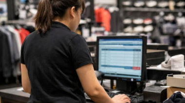 Condenan a empresa que obligó a empleada a trabajar parada durante 18 años