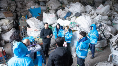 Santalla entregó indumentaria de trabajo a una cooperativa de reciclado de Avellaneda