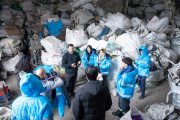 Santalla entregó indumentaria de trabajo a una cooperativa de reciclado de Avellaneda